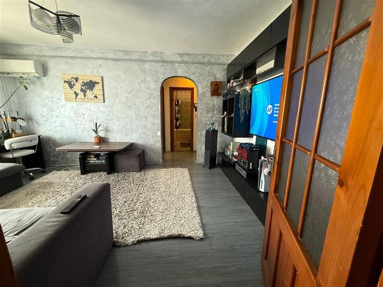 Apartament cu 3 camere decomandat, mobilat în Mircea cel Bătrân