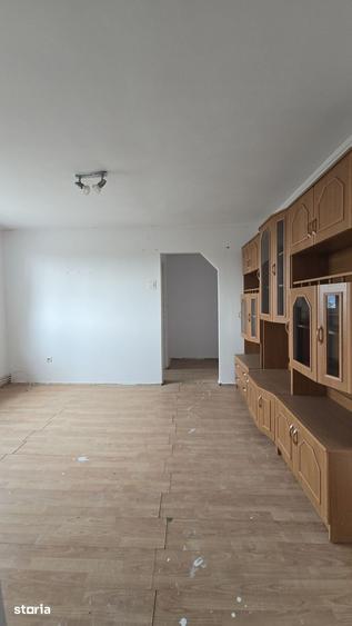 Apartament cu 3 camere semidecomandat în Central