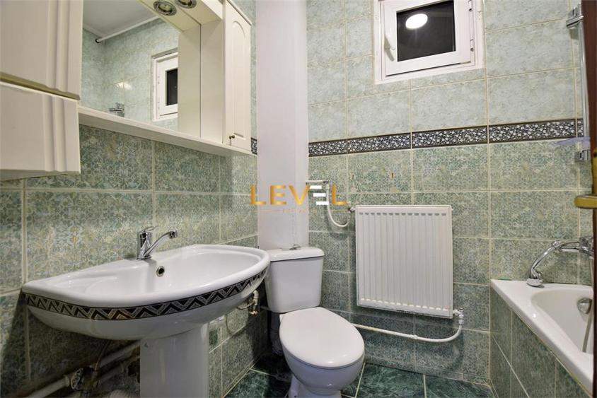 Casă individuală cu 9 camere cu Canalizare în Ultracentral