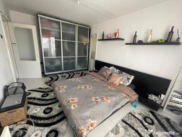 Apartament cu 3 camere semidecomandat, mobilat în Calea București