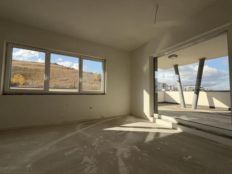 Apartament cu 3 camere decomandat în Florești