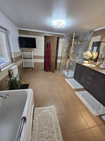 Casă individuală cu 4 camere cu Canalizare în Central