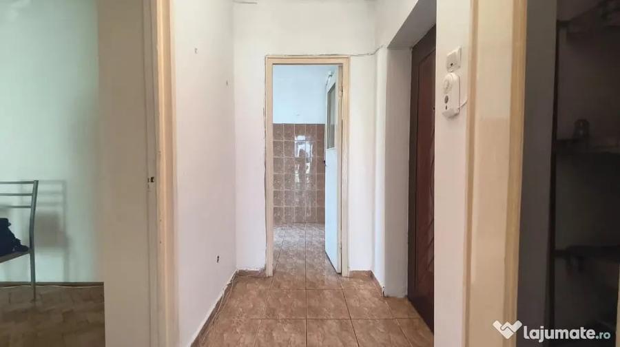 Apartament cu 4 camere semidecomandat în Piața Centrală