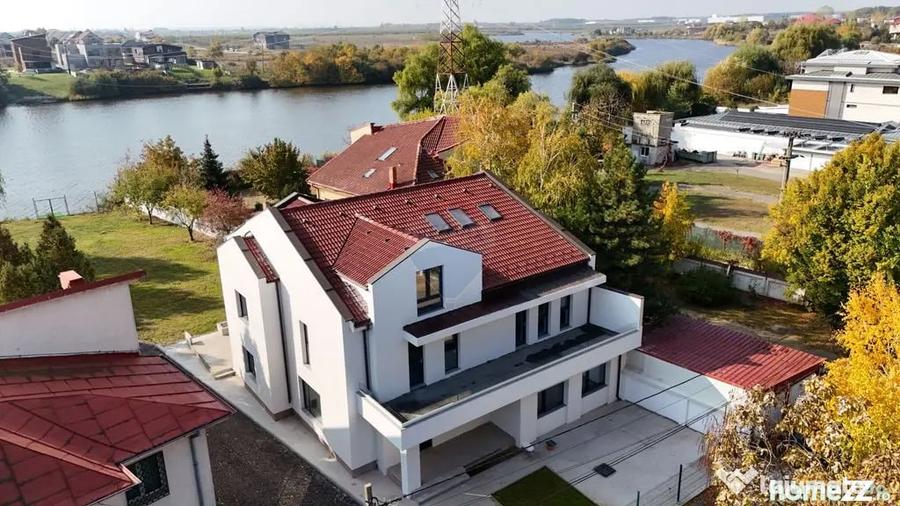 Casă cu 8 camere cu Teren 1200 Mp în Mogoșoaia