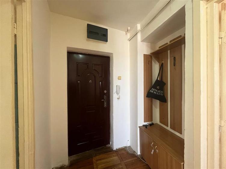 Apartament cu 3 camere semidecomandat, mobilat în Central