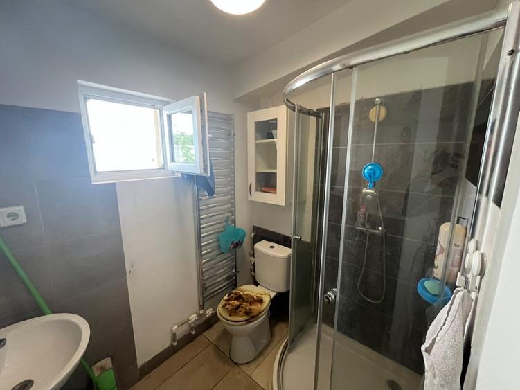 Casă individuală cu 4 camere cu Canalizare în Cățelu