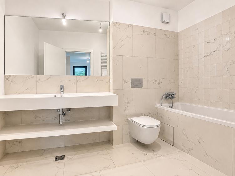 Apartament cu 3 camere semidecomandat în Băneasa