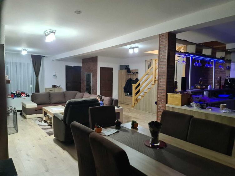 Casă cu 4 camere în Corunca