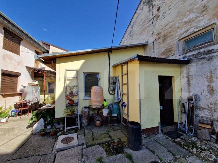Casă individuală cu 8 camere cu Canalizare în Central