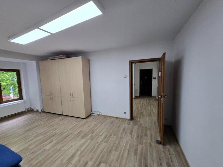 Apartament cu 3 camere semidecomandat, mobilat în Ultracentral