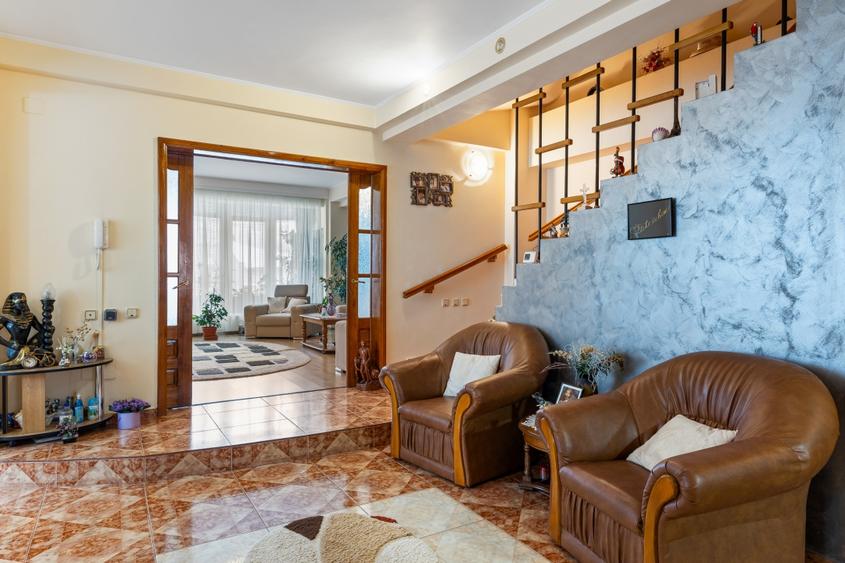 Casă individuală cu 8 camere cu Garaj în Faleza Nord
