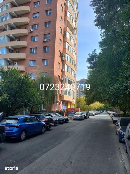 Apartament cu 3 camere semidecomandat în Berceni