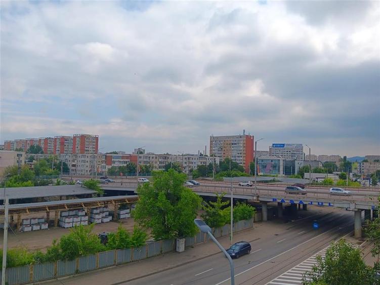Spațiu comercial, de 630 mp, în Podu Roș