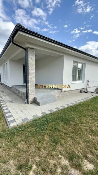 Casă individuală cu 4 camere cu Canalizare în Est