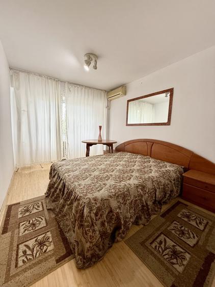 Apartament cu 3 camere decomandat, mobilat în P-ța Victoriei