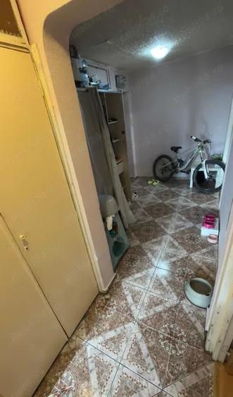 Apartament cu 3 camere semidecomandat, mobilat în Central