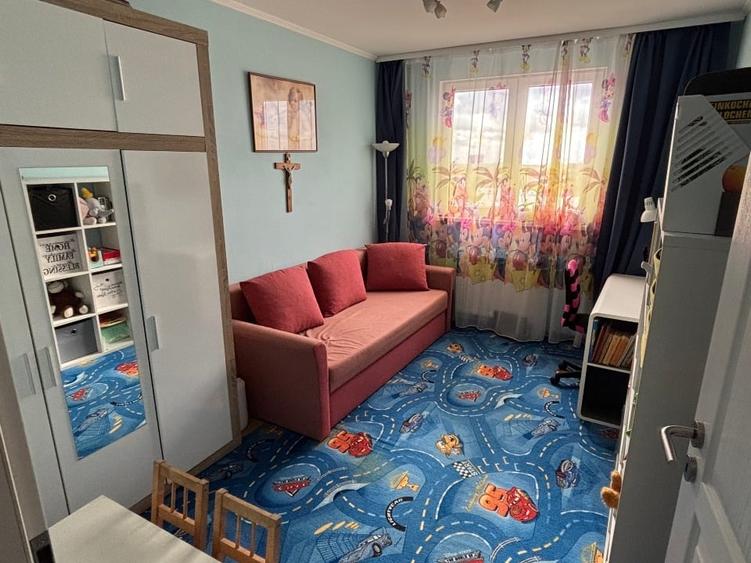 Apartament cu 3 camere semidecomandat, mobilat în Lipovei