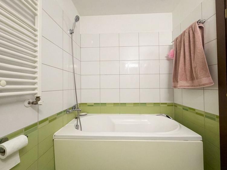 Apartament cu 2 camere semidecomandat, mobilat în Soarelui