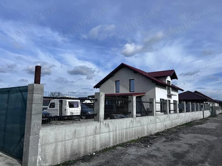 Casă cu 3 camere cu Teren 6000 Mp în Central