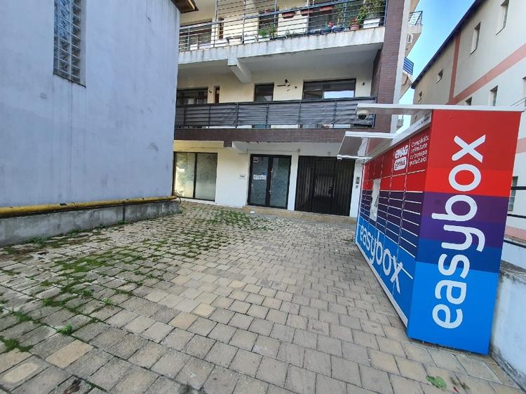 Spațiu comercial, de 100 mp, în Titan
