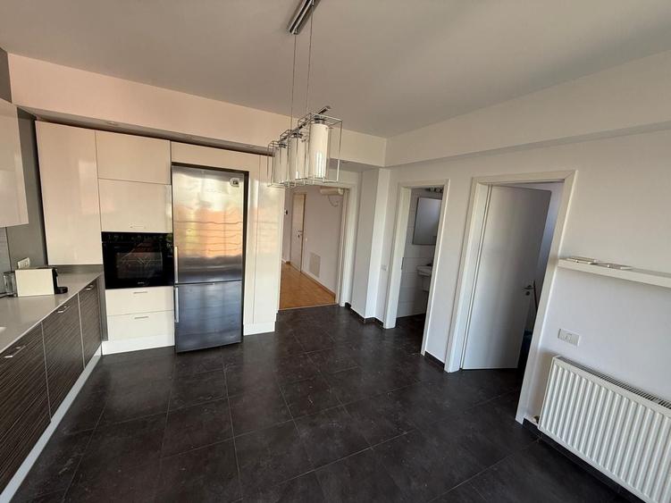 Apartament cu 4 camere, mobilat în Capitale