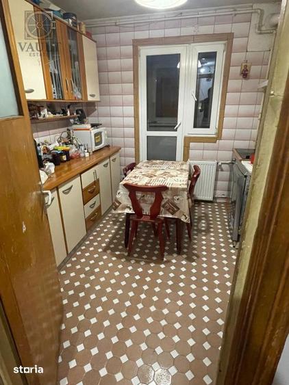 Apartament cu 3 camere semidecomandat în Rahova