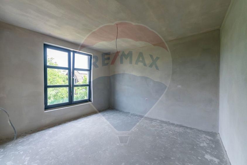 Apartament cu 4 camere decomandat în Pârneava