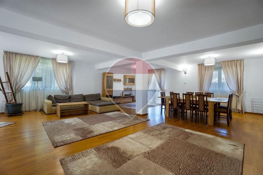 Casă individuală cu 7 camere cu Teren 1167 Mp în Tractorul