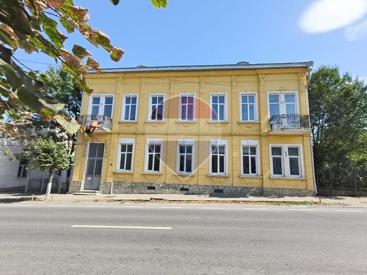 Casă individuală cu 18 camere cu Teren 666 Mp în Central