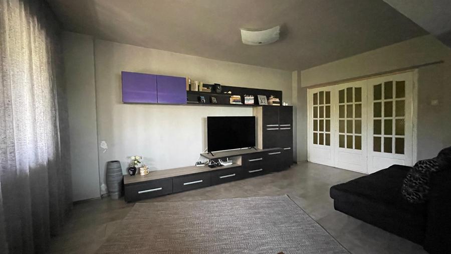 Apartament cu 3 camere decomandat în Calea București