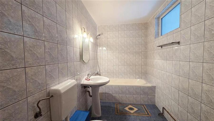 Casă individuală cu 8 camere cu Canalizare în Dumbrăvița