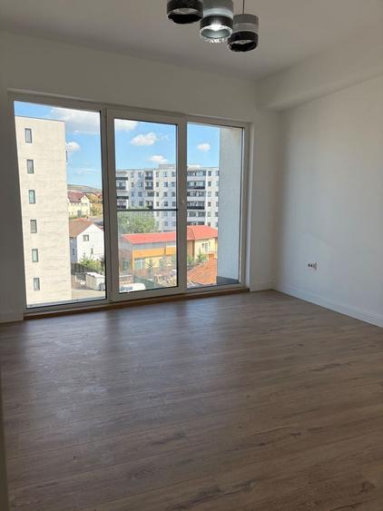 Apartament cu 4 camere decomandat în Dâmbul Rotund