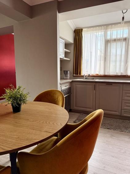 Apartament cu 3 camere decomandat în Palat
