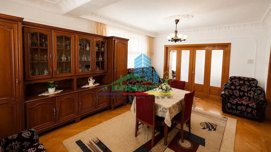 Casă cu 8 camere cu Teren 500 Mp în Vest