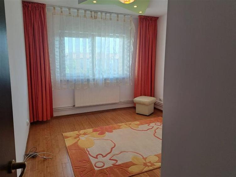 Apartament cu 3 camere decomandat, mobilat în Lenin