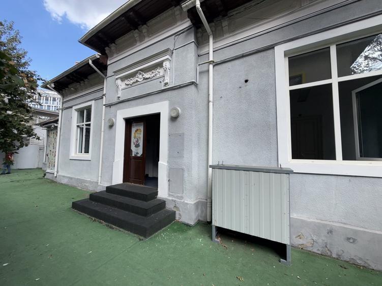 Casă individuală cu 10 camere cu Canalizare în Timpuri Noi