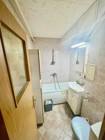 Apartament cu 3 camere semidecomandat în Podu Roș