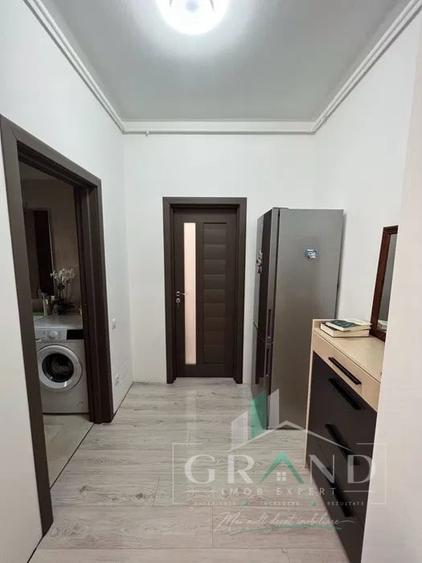 Apartament cu 3 camere semidecomandat, mobilat în Semicentral