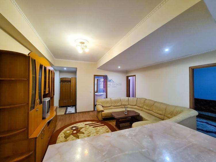 Apartament cu 3 camere semidecomandat, mobilat în Calea Poplăcii