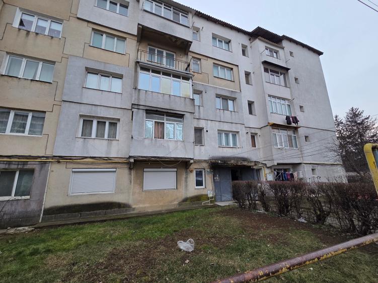 Apartament cu 2 camere semidecomandat în Adjud