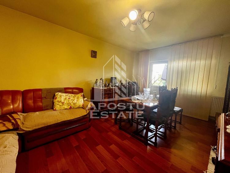 Apartament cu 3 camere decomandat, mobilat în Aradului
