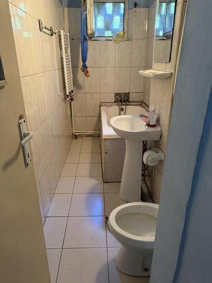 Apartament cu 3 camere semidecomandat în Ostroveni