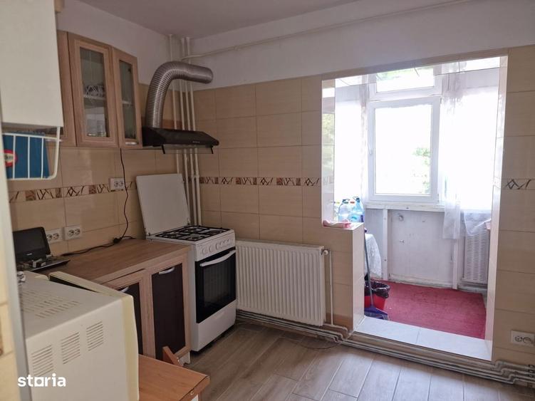 Apartament cu 3 camere decomandat în Nicolina
