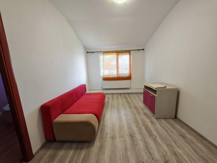 Apartament cu 3 camere semidecomandat în Km 4-5