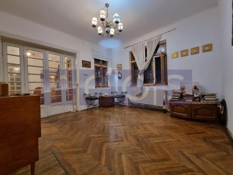 Casă cu 9 camere cu Canalizare în Unirii