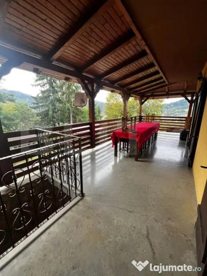 Casă cu 12 camere cu Teren 530 Mp în Colibița