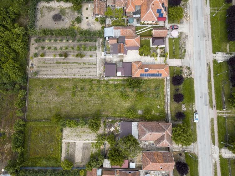 Teren Construcții intravilan de 1439 mp, în Cermei
