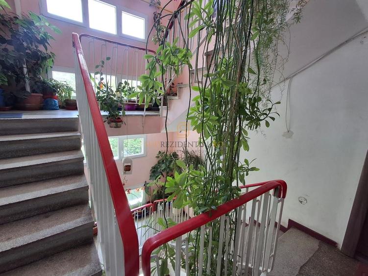 Apartament cu 3 camere semidecomandat în Berceni