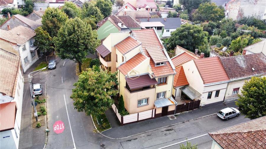 Casă individuală cu 7 camere cu Canalizare în Central