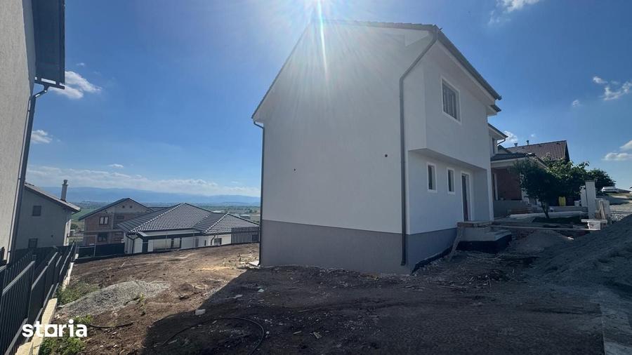 Casă cu 4 camere cu Teren 400 Mp în Șura Mare